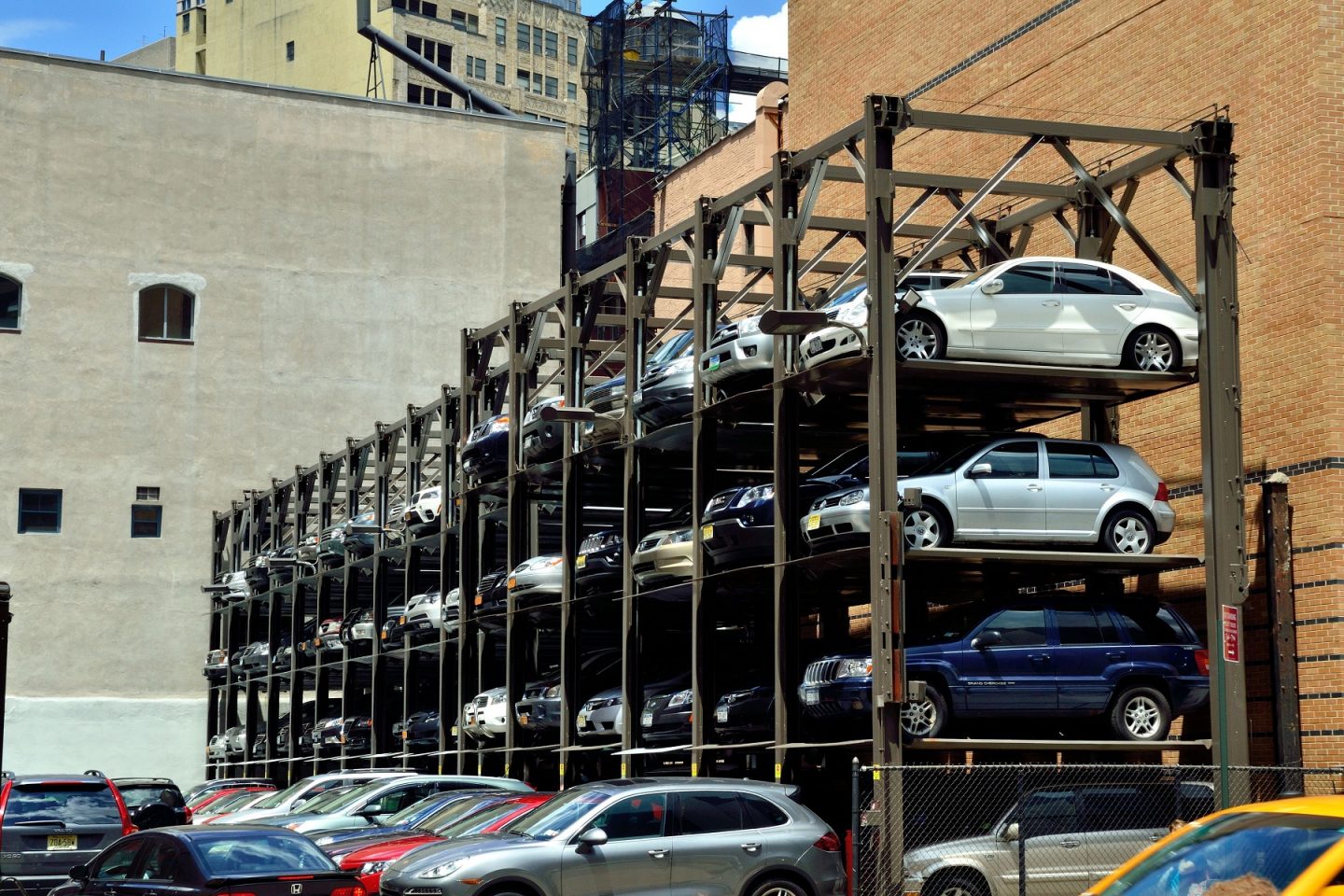 Todo o condomínio que se preza tem as suas vagas complicadas de garagem. Foto PLANCHARD Eric /Hemis