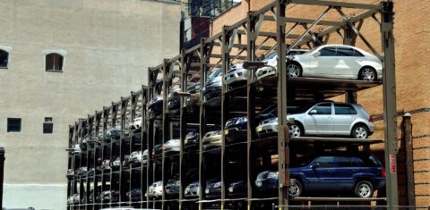 Todo o condomínio que se preza tem as suas vagas complicadas de garagem. Foto PLANCHARD Eric /Hemis