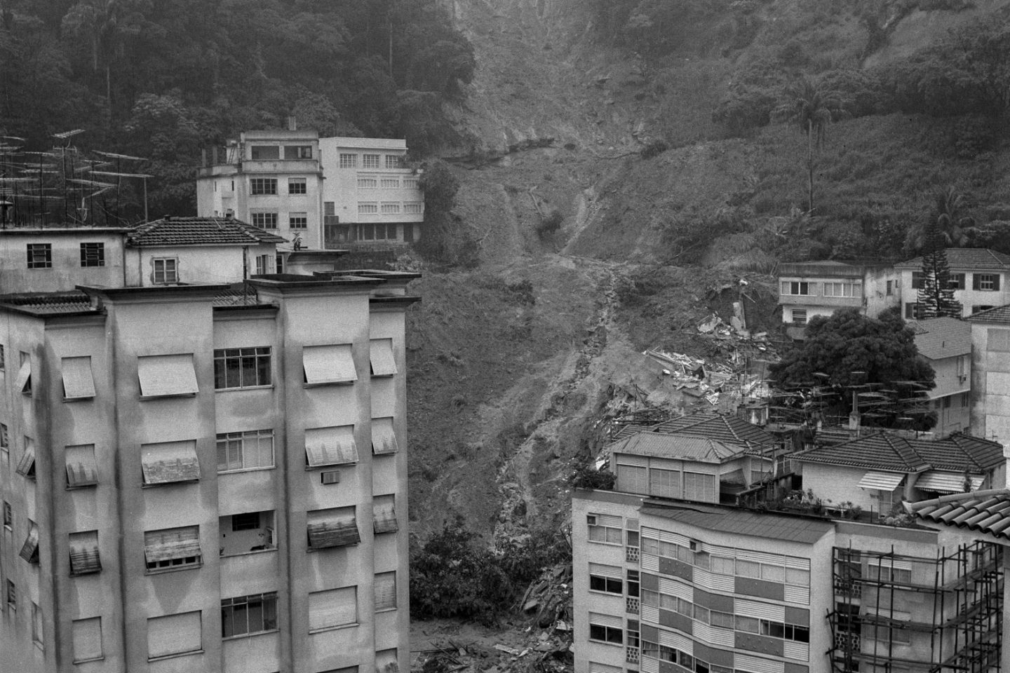 Há 50 anos, a tragédia vista da General Glicério. Uma pedra imensa rolou, derrubou uma casa, dois prédios e deixou 120 mortos. Foto Agência Globo