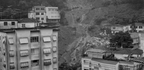 Há 50 anos, a tragédia vista da General Glicério. Uma pedra imensa rolou, derrubou uma casa, dois prédios e deixou 120 mortos. Foto Agência Globo