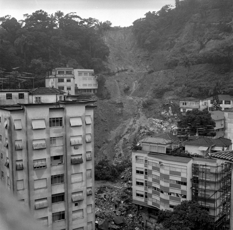 Há 50 anos, a tragédia vista da General Glicério. Uma pedra imensa rolou, derrubou uma casa, dois prédios e deixou 120 mortos. Foto Agência Globo