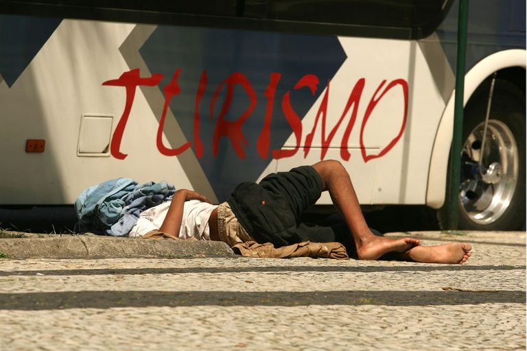 Dos mais de 500 menores que passam as noites nas ruas, cerca de 250 são crianças de até 11 anos, e 260 são adolescentes. Foto de Custódio Coimbra