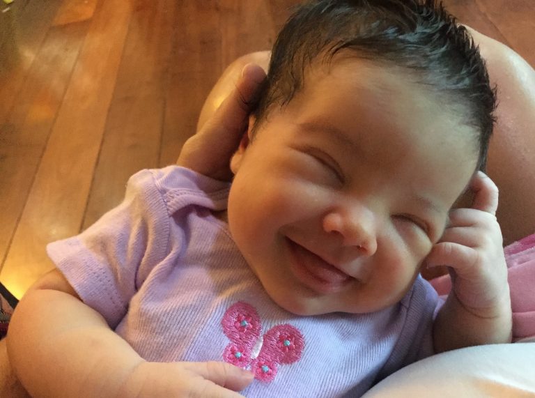 A sorridente Maria Flor, naturalmente feliz. Foto de Gustavo Poli