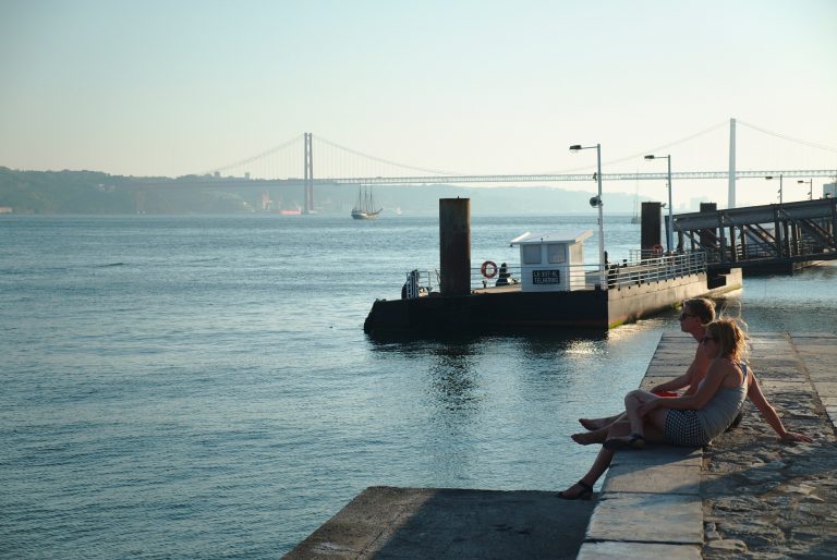 Turistas apreciam a paisagem ás margens do Tejo. Ao fundo a ponte 25 de abril. Foto de João Almeida/DPA