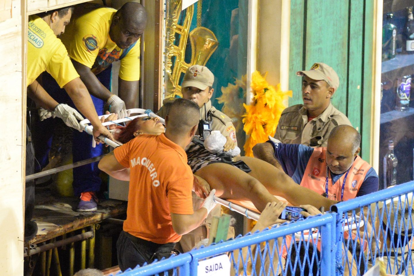 Acidente com o carro alegórico da Unidos da Tijuca deixou 12 feridos. Foto Clever Felix/Brazil Photo Press