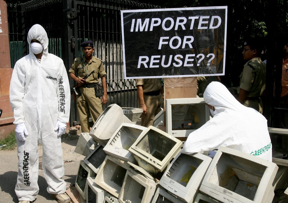 Manifestantes do Greenpeace na Índia, protestam contra a exportação de lixo eletrônico. Foto Raveendran/AFP