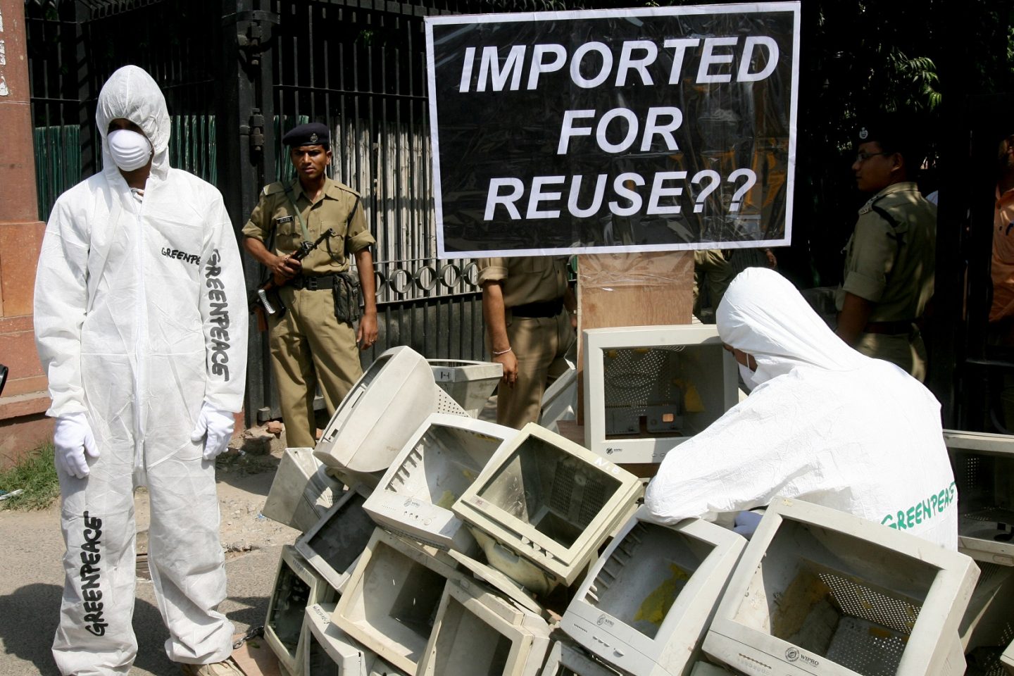 Manifestantes do Greenpeace na Índia, protestam contra a exportação de lixo eletrônico. Foto Raveendran/AFP