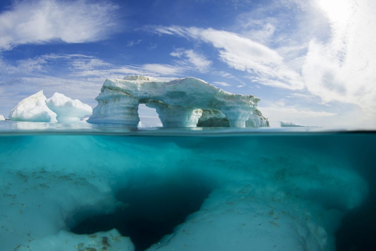 Tempo e clima: iceberg derretendo na Ilha Harbour, no Canadá (Biosphoto / Paul Souders)