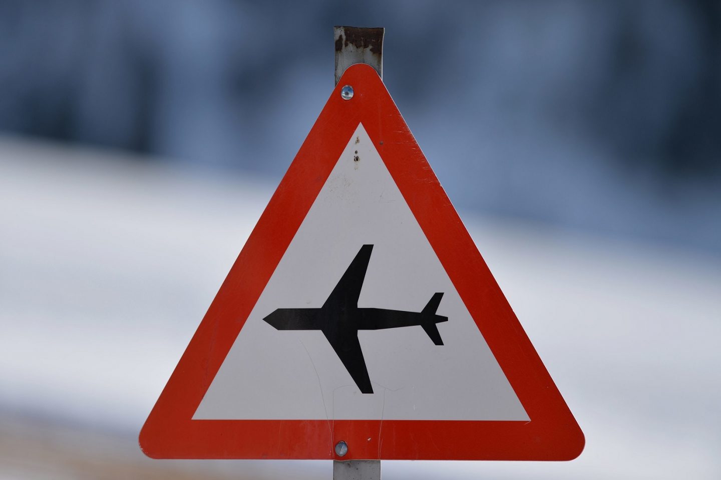 Sinal indicativo de tráfego de aviões, do chuveiro às maxi goiabinhas. Foto Frank May/DPA