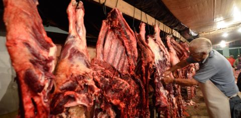 Açougueiro corta um pedaço de carne durante o Festival do Divino, no interior de São Paulo. Foto Levi Bianco/Brazil Photo Press