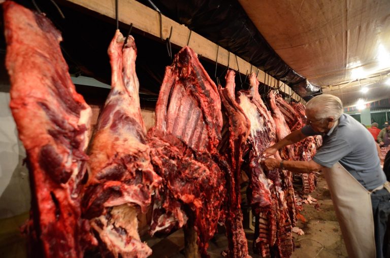 Açougueiro corta um pedaço de carne durante o Festival do Divino, no interior de São Paulo. Foto Levi Bianco/Brazil Photo Press