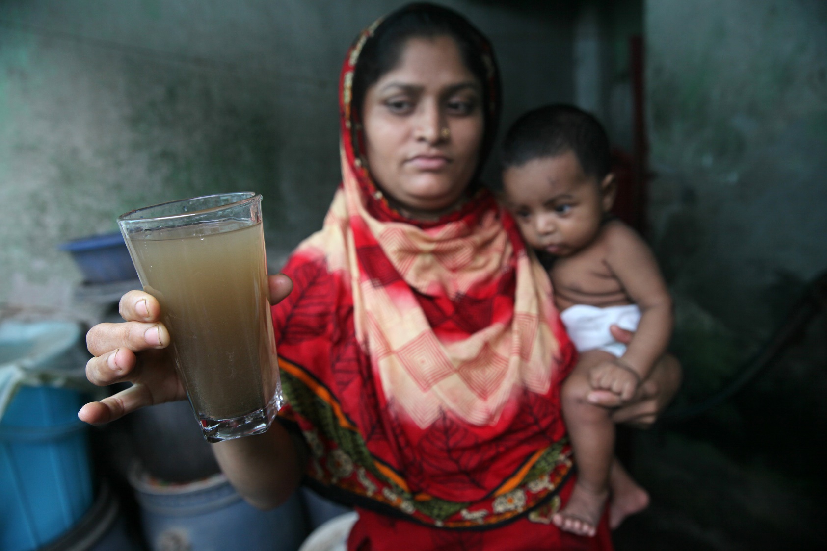 A contaminação da água é uma das principais causas da mortalidade infantil no mundo. Foto de Mehedi Nasan/NurPhoto