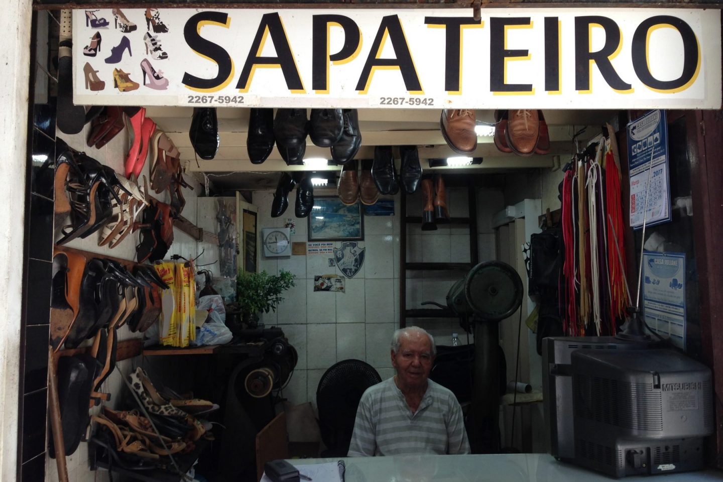 Seu Joaquim, o mais antigo sapateiro do Rio. (Foto de Livia Ferrari)
