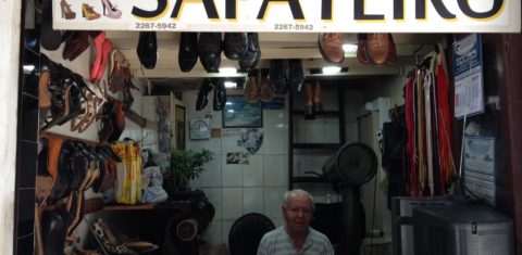 Seu Joaquim, o mais antigo sapateiro do Rio. (Foto de Livia Ferrari)