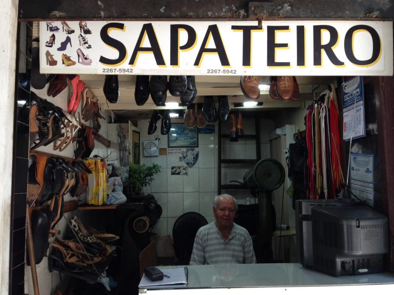 Seu Joaquim, o mais antigo sapateiro do Rio. (Foto de Livia Ferrari)