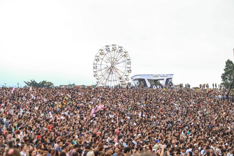 Público lota o Lollapalooza, em Interlagos, São Paulo. Foto de William Volco/Brazil Photo Press