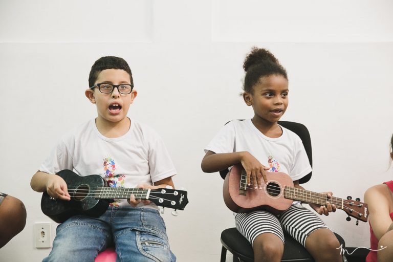 Nicollas e Manuelle nos ensaios do Concerto Azul: conscientização sobre autismo (Foto de divulgação)
