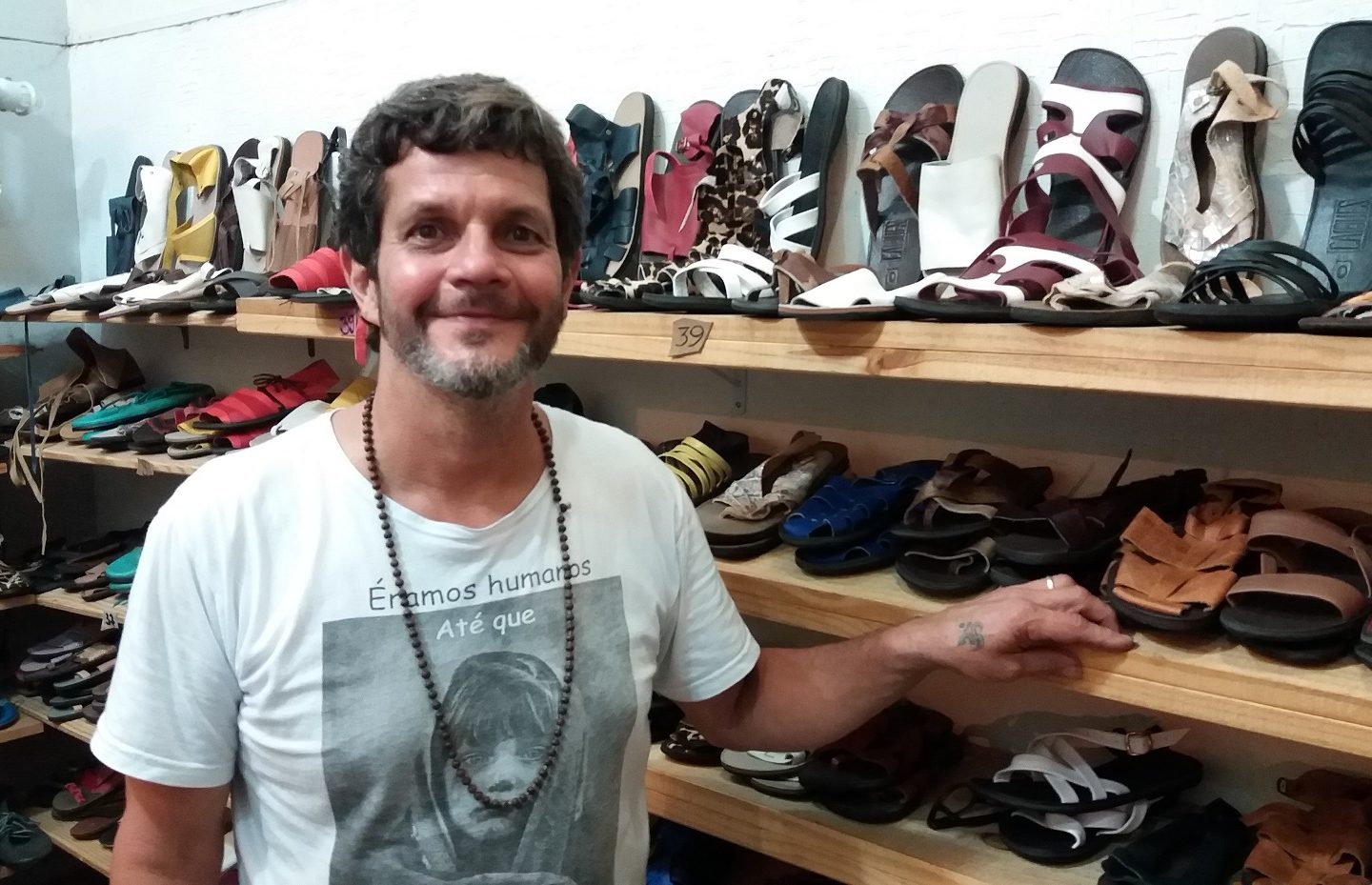 Carlos Henrique Bon, o Caíque, produz 350 pares por mês, junto com dois ajudantes. Foto Renee Rocha