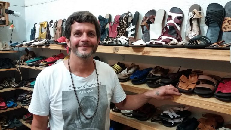 Carlos Henrique Bon, o Caíque, produz 350 pares por mês, junto com dois ajudantes. Foto Renee Rocha