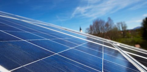 Parque solar na Alemanha. Até 2050 fontes renováveis deveriam responder por 80% da produção de energia. Foto Stephen Lux/Image Source