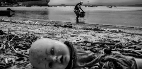 Homem pesca caranguejos na Baía de Guanabara em meio à sujeira (Foto Dario De Dominicis)