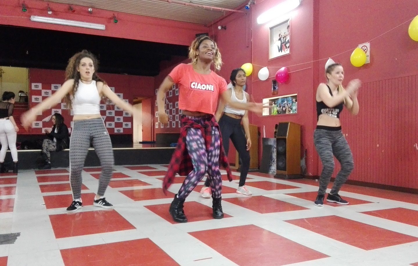 A camaronense Helen, de vermelho, comandando uma das badaladas aulas de dance hall reggae. Foto Janaína Cesar