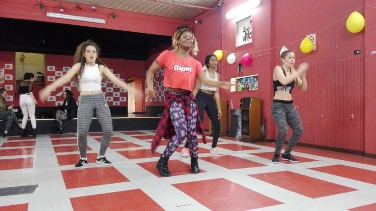 A camaronense Helen, de vermelho, comandando uma das badaladas aulas de dance hall reggae. Foto Janaína Cesar