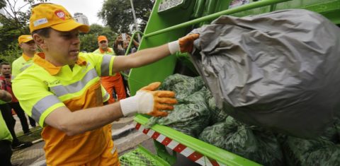 Joao Doria vestido de gari durante o programa Cidade Linda, na avenida Cruzeiro do Sul, zona norte de Sao Paulo. Foto de Nelson Antoine/AGIF