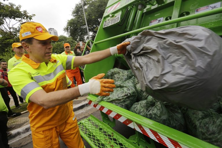 Joao Doria vestido de gari durante o programa Cidade Linda, na avenida Cruzeiro do Sul, zona norte de Sao Paulo. Foto de Nelson Antoine/AGIF