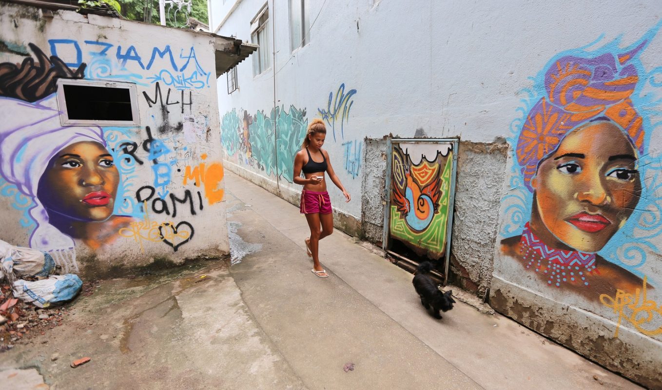 Em 2016 foram quase dez mil casos registrados de roubo de cargas. As favelas, da Zona Note à Zona Sul, são as mais prejudicadas com o desabastecimento. Foto de Tasso Marcelo/AFP