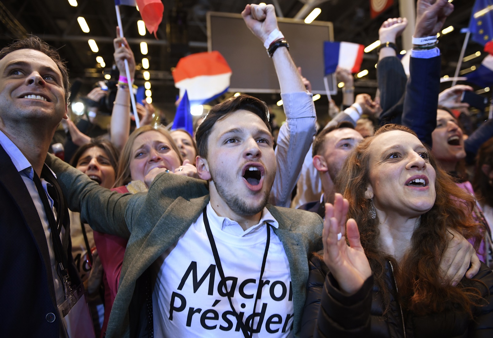 Eleitores comemoram a vitória de Emmanuel Macron no primeiro turno das eleições francesas. Foto Eric Feferberg/AFP