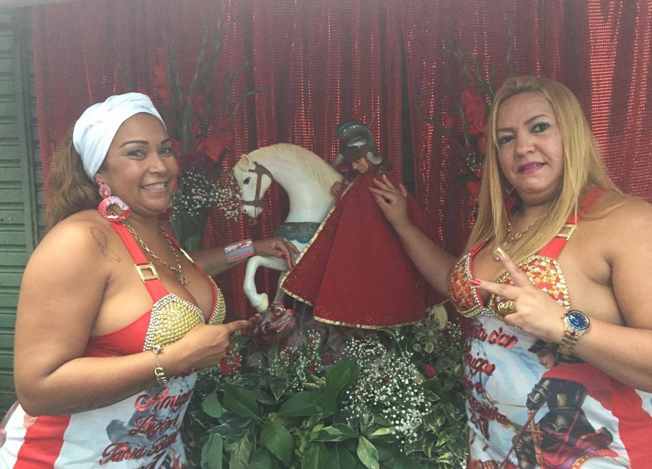 Tânia Bisteka e Lígia Mello, unidas pelo fervor a São Jorge. Foto Claudia Silva