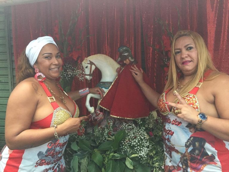 Tânia Bisteka e Lígia Mello, unidas pelo fervor a São Jorge. Foto Claudia Silva