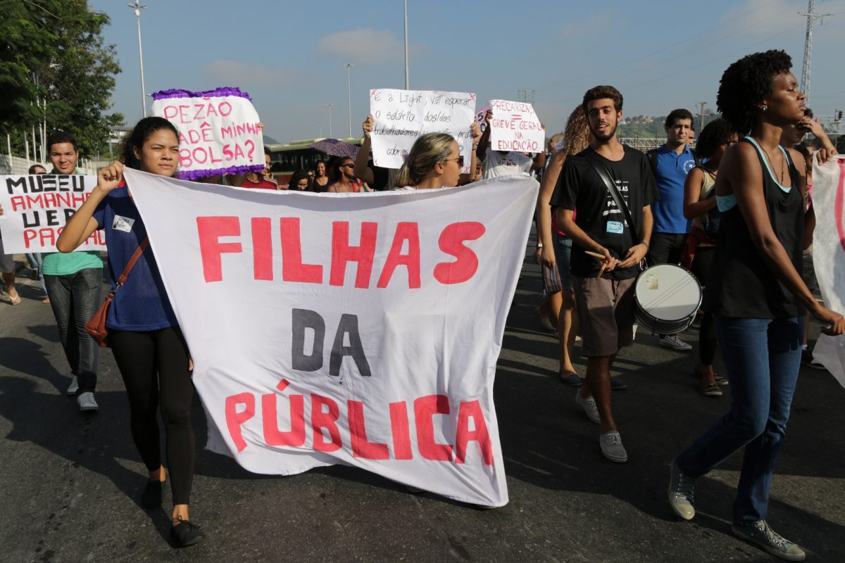 Estudantes protestam contra a falta de condições para o funcionamento da UERJ. Foto Alessandro Pereira da Silva/Citizenside