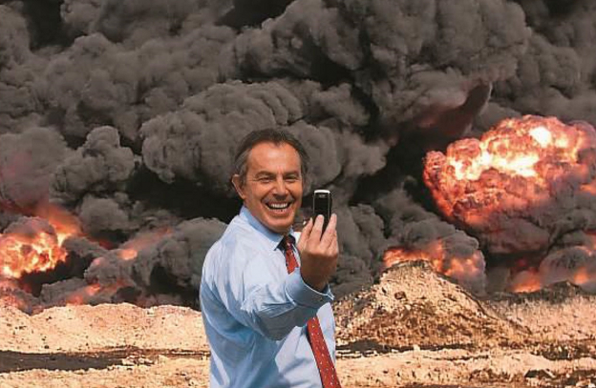Montagem produzida pelos artistas Peter Kennard e Cat Picton mostra Tony Blair tirando selfie no conflito do Iraque: o primeiro-ministro ignorou os protestos contra a guerra. Foto Kennardphillipps