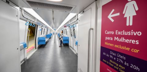 Vagões exclusivos para mulheres comprovam o machismo urbano (Foto Wang Haofei / NurPhoto /AFP)