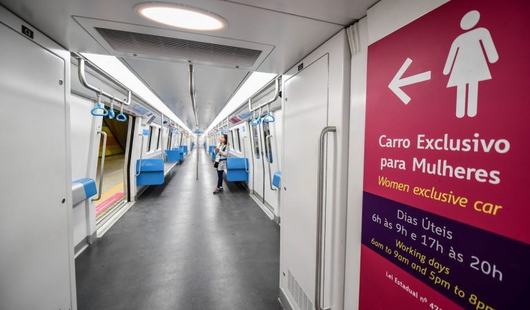 Vagões exclusivos para mulheres comprovam o machismo urbano (Foto Wang Haofei / NurPhoto /AFP)