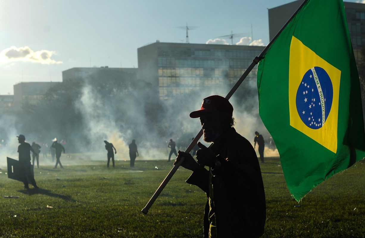 Fogo e fumaça na Esplanada dos Ministérios, em Brasília. Foto Andressa Anholete/AFP