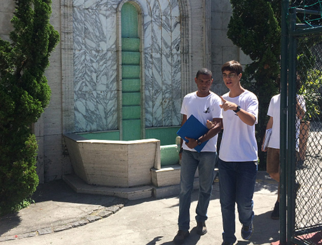 Marcelo e Dudu no pátio do Ceat, aguardando o fim do recreio. Foto Angelica Brum