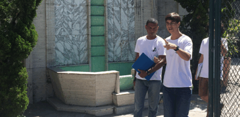 Marcelo e Dudu no pátio do Ceat, aguardando o fim do recreio. Foto Angelica Brum