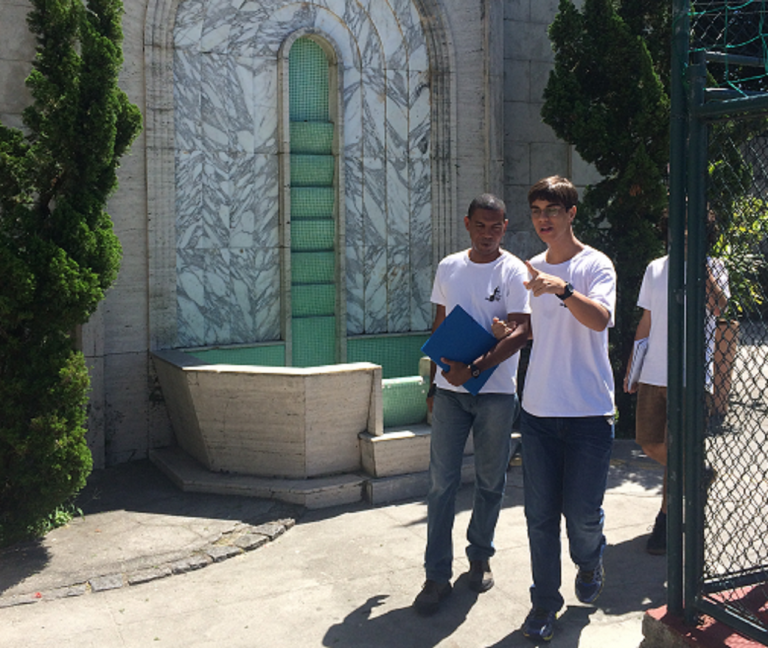 Marcelo e Dudu no pátio do Ceat, aguardando o fim do recreio. Foto Angelica Brum