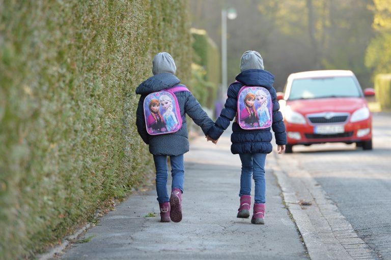 Pode até não parecer, mas a vida das crianças tem andado bem dura nas escolas. Foto Frank May/DPA