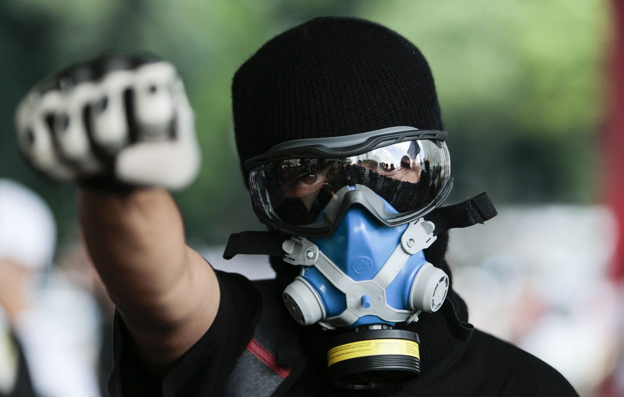 Máscaras anti-gás voltaram a se procuradas. Foto: AFP/ Miguel Schincariol
