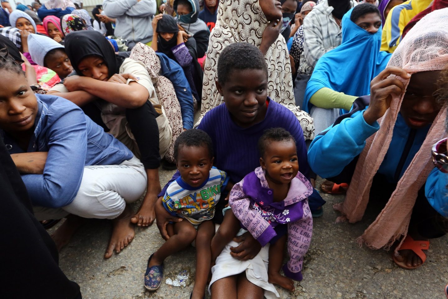 Migrantes africanos aguardam num posto em Trípoli após serem capturados pelas autoridades da Lybia. Foto Mahmud Turkia/AFP