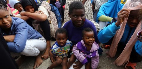 Migrantes africanos aguardam num posto em Trípoli após serem capturados pelas autoridades da Lybia. Foto Mahmud Turkia/AFP