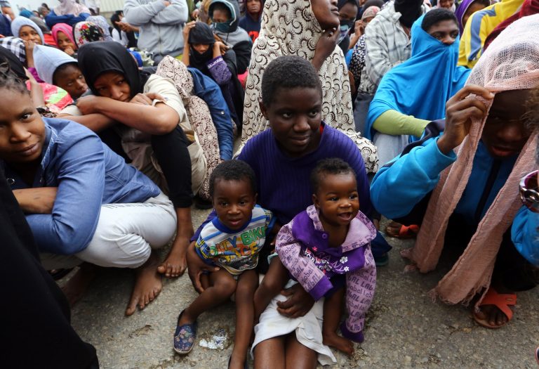Migrantes africanos aguardam num posto em Trípoli após serem capturados pelas autoridades da Lybia. Foto Mahmud Turkia/AFP