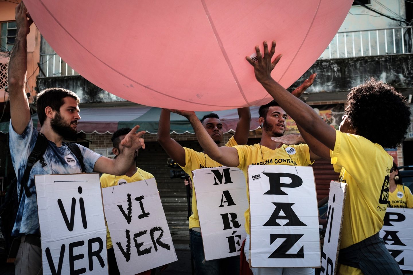 Cerca de cinco mil pessoas marcharam pelas ruas da Maré pedindo paz e uma vida mais digna. Foto Yasuyoshi Chiba/AFP
