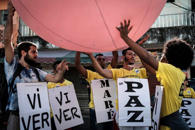 Cerca de cinco mil pessoas marcharam pelas ruas da Maré pedindo paz e uma vida mais digna. Foto Yasuyoshi Chiba/AFP
