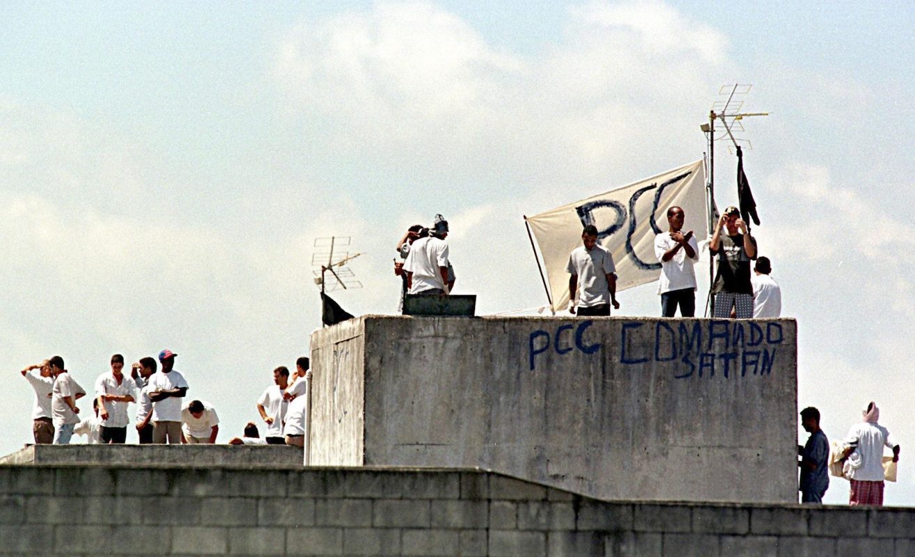 Traficantes ligados ao Primeiro Comando da Capital (PCC) durante uma rebelião no presídio de Sorocaba. Foto Marie Hippenmeyer/AFP