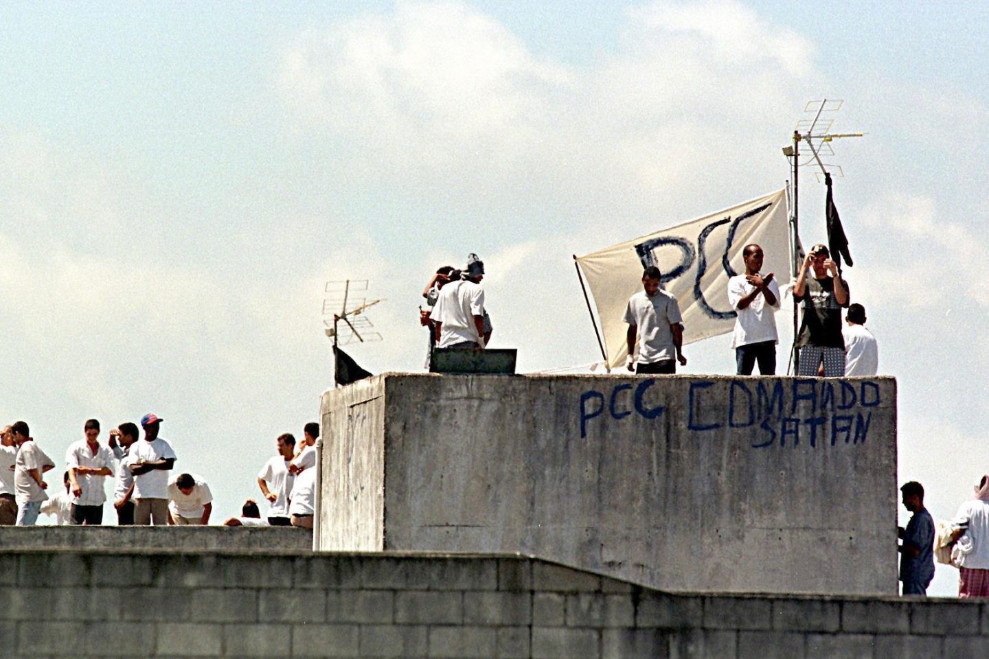 Traficantes ligados ao Primeiro Comando da Capital (PCC) durante uma rebelião no presídio de Sorocaba. Foto Marie Hippenmeyer/AFP